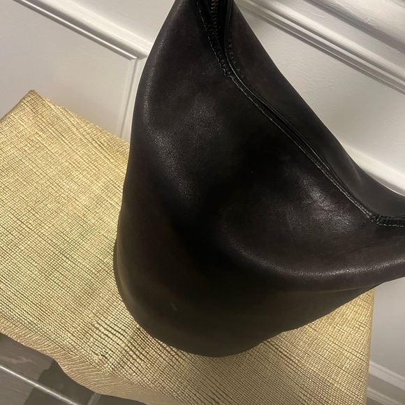 Vintage Large Coach Black Leather Bag with Brass Details.. - Picture 4 of 8